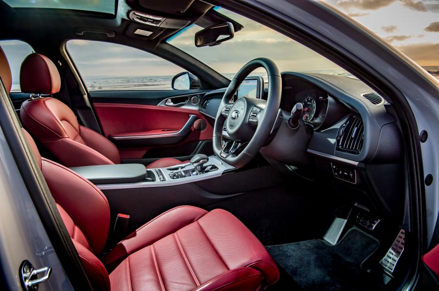 Интерьер Kia Stinger GTS (CK) 2017 года  (UK) (фото 8 из 40)